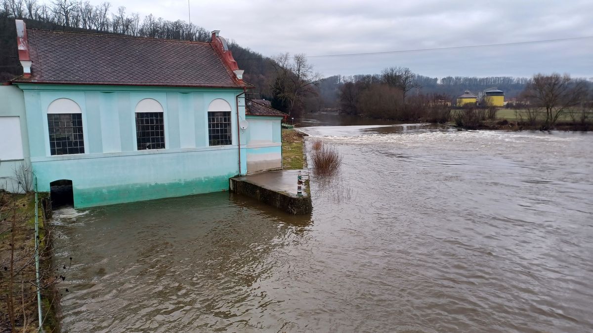 Voda se ve středních Čechách pozvolna vrací do říčních koryt
